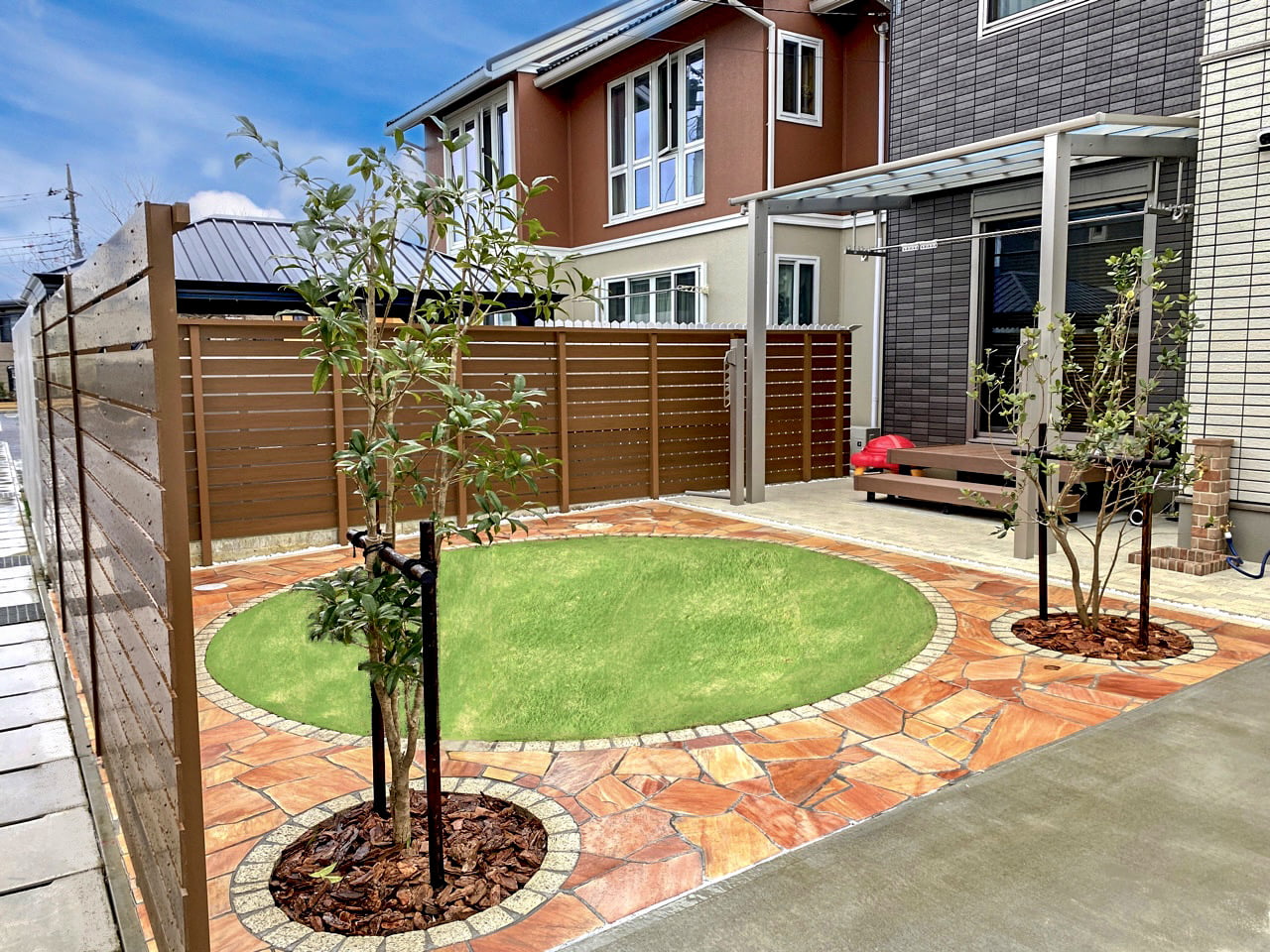 ナチュラルベリーの石張りが映えるお庭